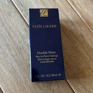 Estée Lauder Double Wear Foundation in 2N1 Desert Beige